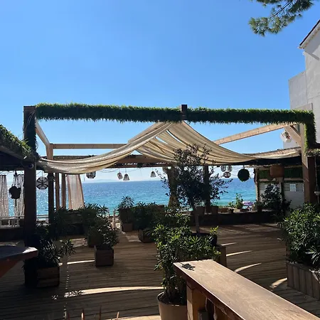 Bel Bleu A La Plage Pour 4 Personnes Le Lavandou